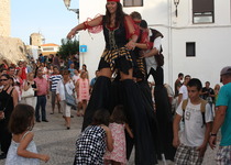 Las actividades de animación itinerantes por el Casco Antiguo de Peñíscola congregan a cientos de personas en el recinto amurallado