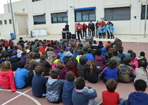 Los mayorales de Sant Antoni han hecho entrega hoy de los premios del concurso de dibujo y loas en el CEIP Jaime Sanz