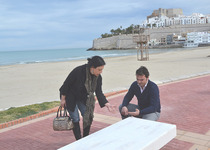 Peñíscola estrena nuevos bancos en su Paseo Marítimo