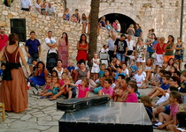 Peñíscola celebra la novena edición del Festival de Teatre al Carrer con éxito de participación en su arranque esta semana.