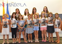 La Concejalía de Fiestas del Ayuntamiento de Peñíscola efectúa la entega oficial de programas de los festejos a la Reina y Corte de Honor de las Fiestas Patronales 2015