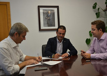 El Ayuntamiento de Peñíscola firma con la productora española de Juego de tronos el convenio de colaboración para el rodaje y la promoción de la ciudad