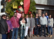 Los escolares de Peñíscola disfrutan de la chocolatada y felicitación navideña de los comercios de la Calle Ermitana