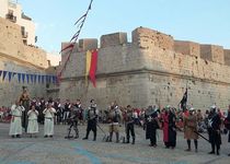 Un desfile medieval llena de historia y espectáculo las calles de Peñíscola