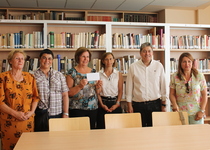 Cruz Roja Peñíscola recibe el dinero recaudado en la representación teatral "El Papa Luna"