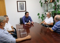 Andrés Martínez recibe a la nueva junta de La Asociación de Vecinos de Monchells