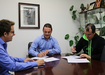 El Ayuntamiento de Peñíscola suscribe un convenio con la Associació de Comerciants para la promoción y dinamización del comercio en la localidad