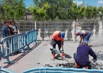 El Ayuntamiento de Peñíscola mejora el pavimento del patio del CEIP Jaime Sanz y prevé crear zonas de sombra en el acceso al recinto
