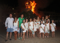 Peñíscola celebra la Noche de San Juan con una multitudinaria batukada