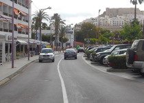 El Ayuntamiento de Peñíscola pinta los viales para el inicio del verano